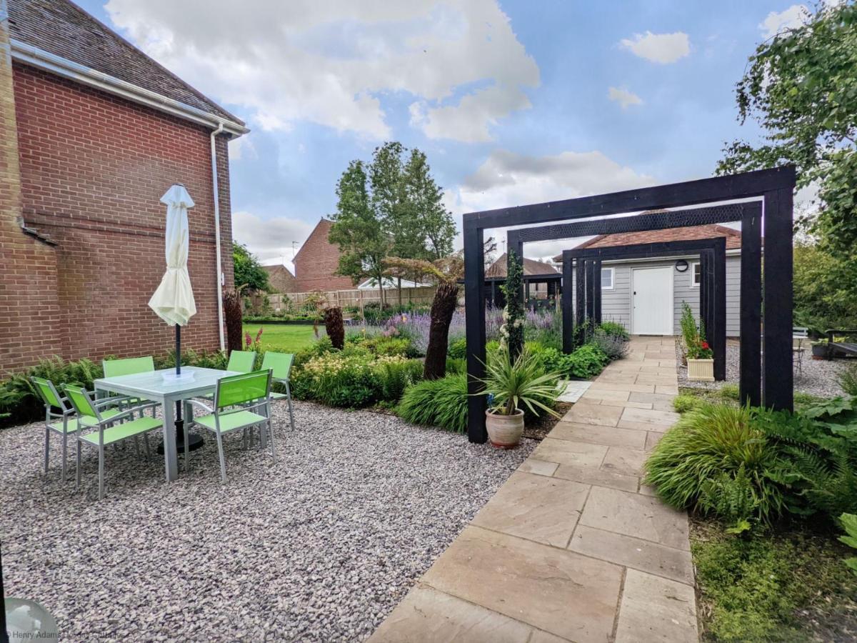 Little Maplewood, Tangmere Экстерьер фото